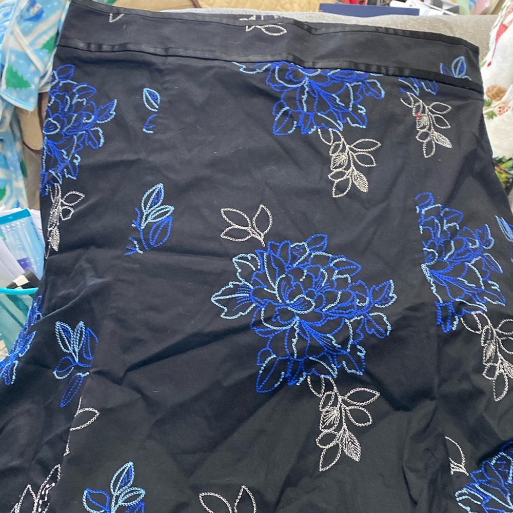 Like new skirt. Curvy bottom. Can be worn all year round.